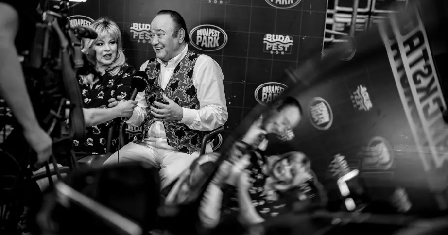 Korda-GyörgyBalázs-Klári-onstagebackstage-–-pop-up-kiállításmegnyitók-(1)